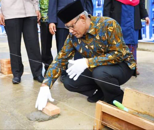 Ketua PP Muhammadiyah Pusat, buya Haedar Nasyir, saat melakukan peletakan batu pertama pembangunan lantai. III asrama ponpes Kauman Muhammadiyah Padang Panjang, Sabtu (4/11/2023) kemaren.